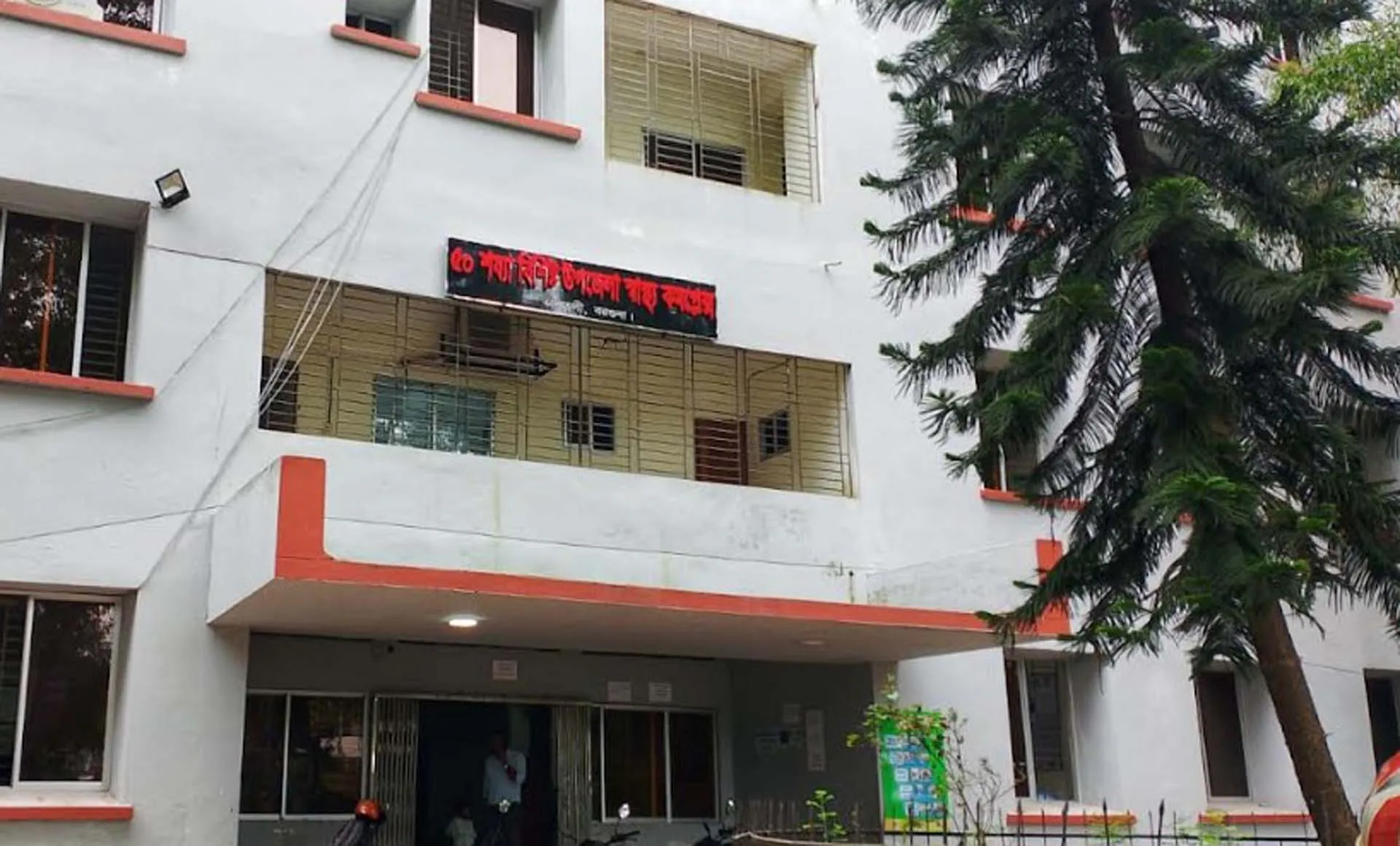চারজন চিকিৎসক দিয়ে চলছে তালতলী উপজেলা স্বাস্থ্য কমপ্লেক্সে দুই লাখ মানুষের চিকিৎসা 